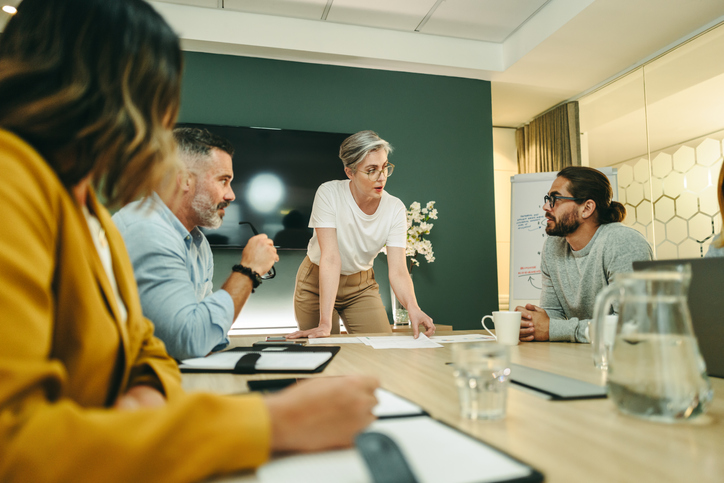 Authentiek leider (vrouw) met team